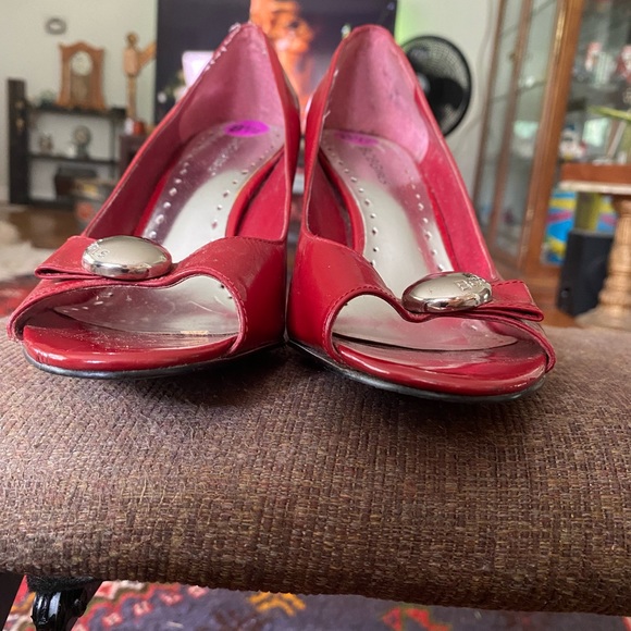 BCBGIRLS w8 1/2 Red high heels. Silver hardware on front.VINTAGE. - Picture 5 of 10
